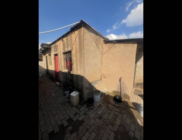 11 BEDROOM HOUSE FOR SALE IN TEMBISA CENTRAL